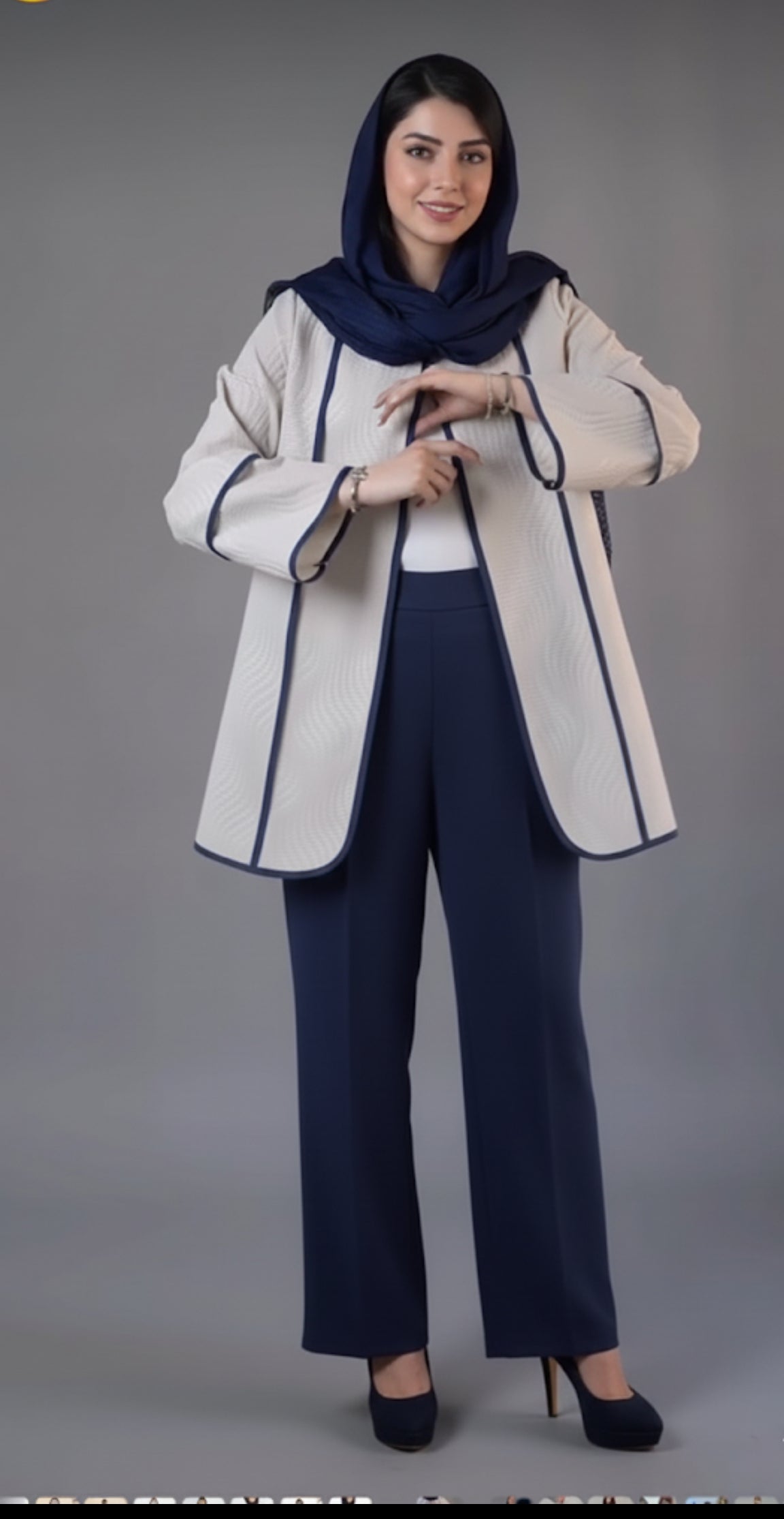 Fashionable light coat, perfect for casual or formal occasions.