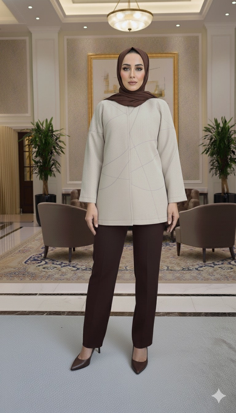 Fashionable light coat, perfect for casual or formal occasions.