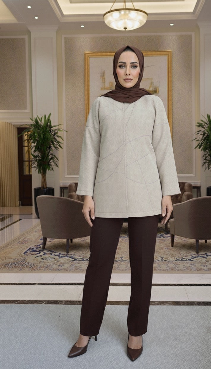 Fashionable light coat, perfect for casual or formal occasions.