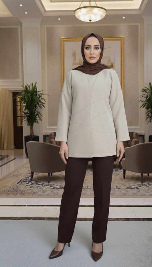 Fashionable light coat, perfect for casual or formal occasions.