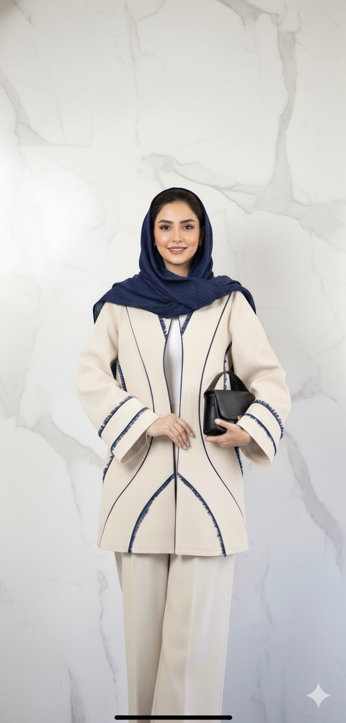 Fashionable light coat, perfect for casual or formal occasions.