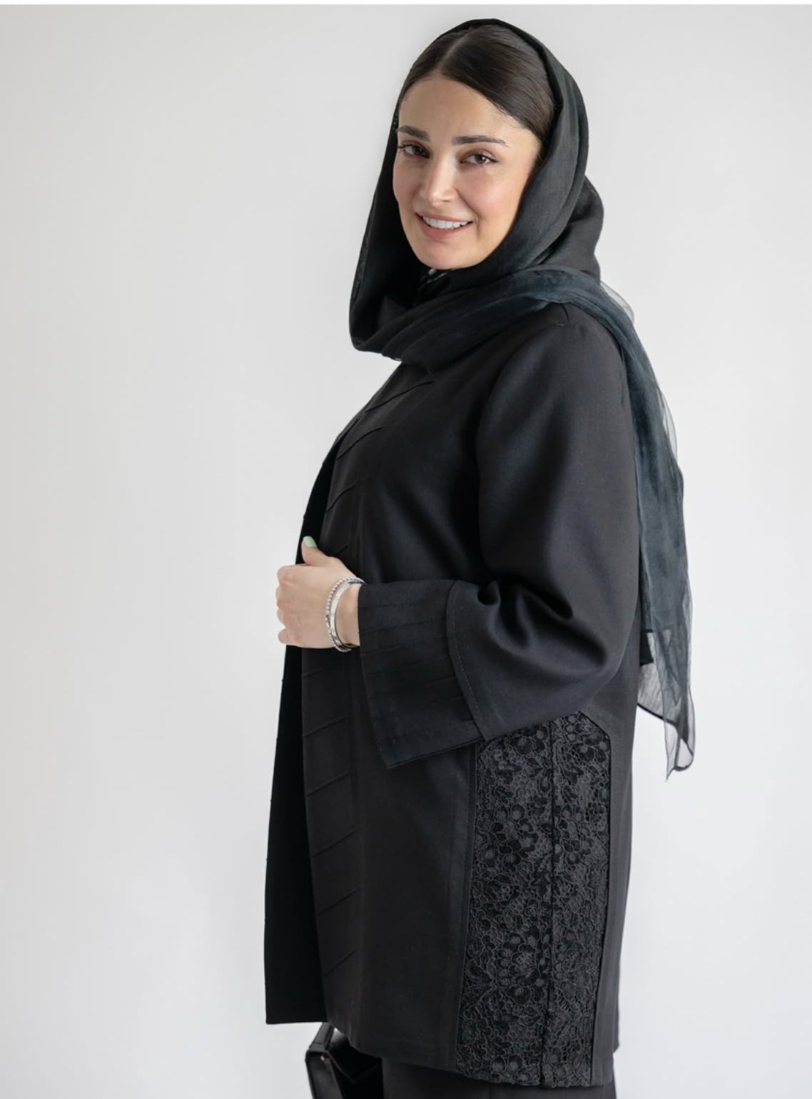 Fashionable light coat, perfect for casual or formal occasions.