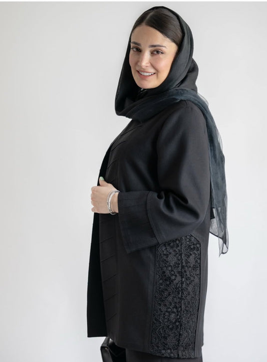 Fashionable light coat, perfect for casual or formal occasions.