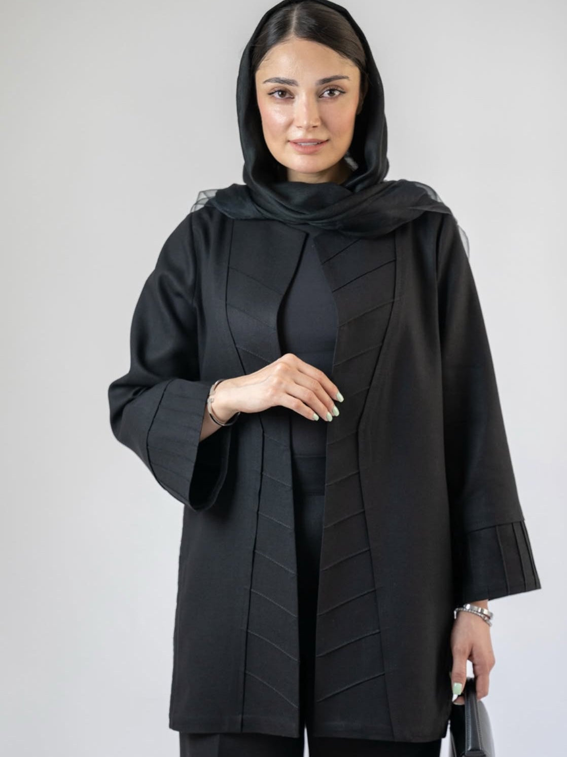 Fashionable light coat, perfect for casual or formal occasions.